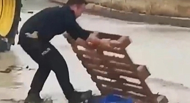 Havza'da Yolu Elleriyle Açan Polis Kamerada