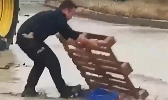 Havza'da Yolu Elleriyle Açan Polis Kamerada