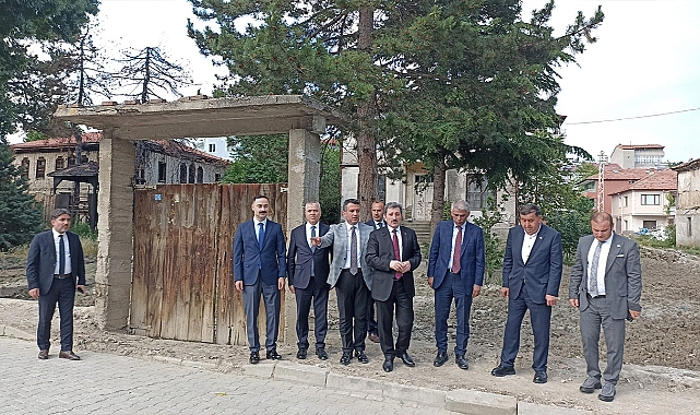 Bakan Restore Edilecek Olan Tarihi Konakları İnceledi