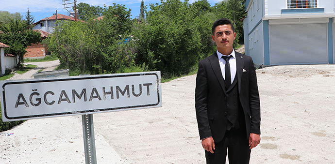 18 Yaşına Girdi Ağcamahmut Mahallesi Muhtarı Oldu