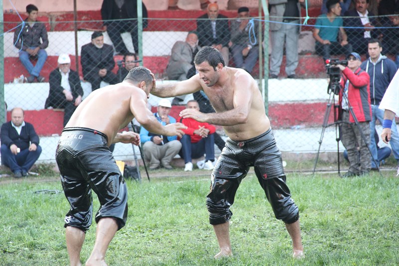 22 Baş Pehlivan Karadeniz'in Kırk pınarında Güreşti