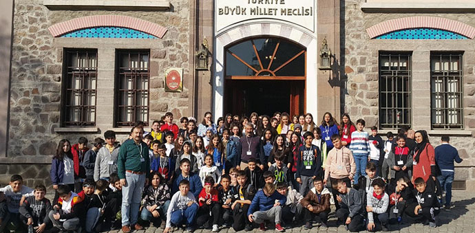 25 Mayıs Ortaokulu Öğrencilerinden Anıtkabire Ziyaret