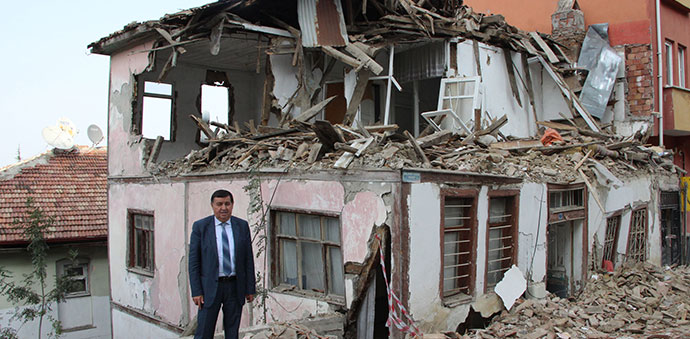3 Katlı Metruk Bina Belediye Tarafından Yıkıldı