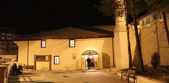 726 Yıllık Tarihi Camide İlk Teravih Namazı Kılındı