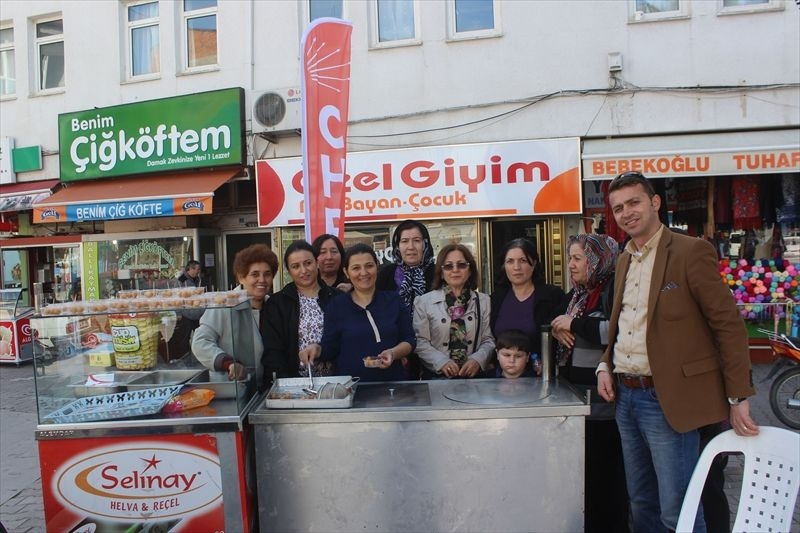 8 Mart Dünya Kadınlar Gününde Tatlı Dağıtıldı
