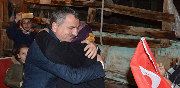 Açıklama Sonrası İlk İşi Annesinin Elini Öpmek Oldu