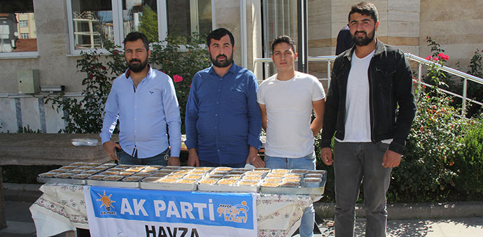 Ak Parti Gençlik Kolları Aşure Dağıttı