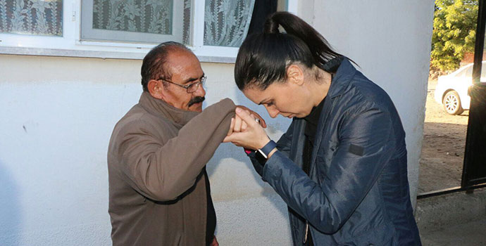 Ak Parti Genel Başkan Yardımcısı Karaaslan'dan Şehit Babasına Ziyaret
