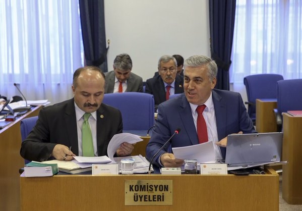 AKP Plan ve Bütçe Komisyonunda memurlara verilen tazminatların artırılması talebini reddetti. 