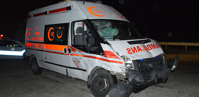 Ambulans İle Hafif Ticari Araç Çarpıştı 3 Yaralı