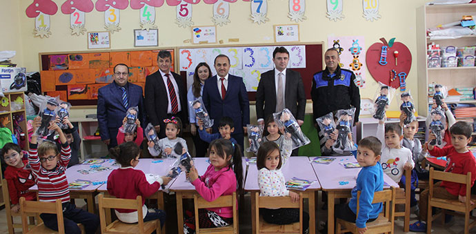 Ana Sınıfı Öğrencilerine Polis Bebek Ve Boyama Kitabı