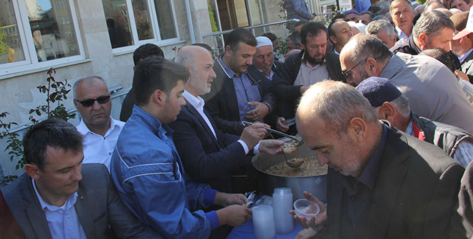 Anadolu Gençlik Derneğinden Aşure Dağıtımı