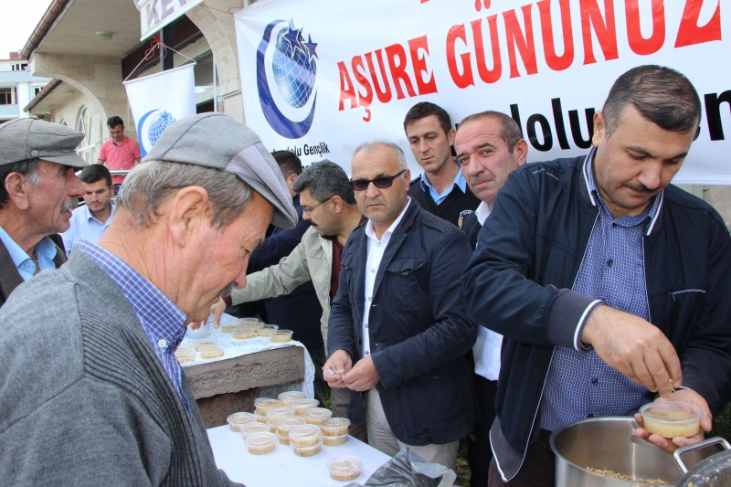 Anadolu Gençlik Derneği aşure dağıttı
