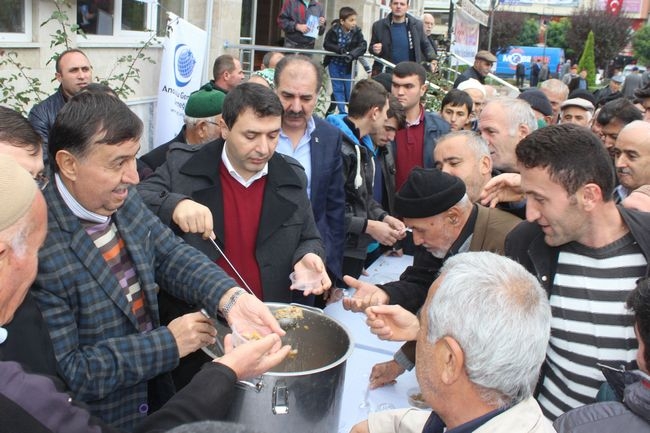 Anadolu Gençlik Derneği aşure dağıttı