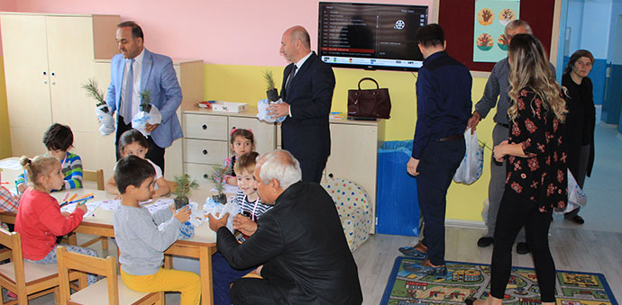Anaokulu Öğrenci Ve Velilerine Fidan Dağıtıldı