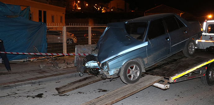 Aydınlatma Direğine Çarpan Otomobilin Sürücüsü Yaralandı