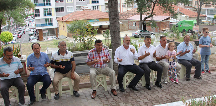 Başkan İkiz Mezarlıkları Ziyaret Etti