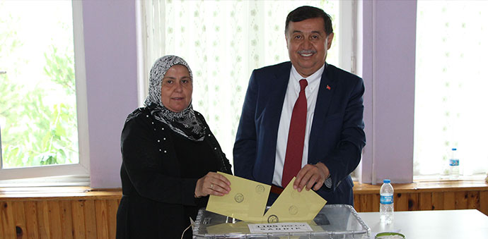 Başkan İkiz Oyunu Kullandı