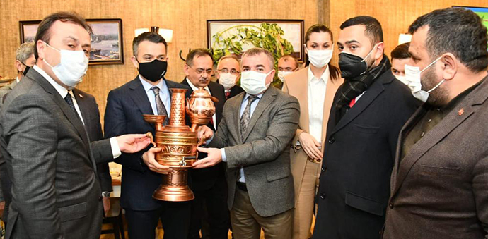 Başkan Özdemir Bakan Pakdemirli’ye Semaver Hediye Etti