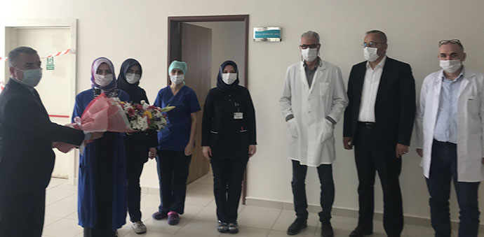 Başkan Özdemir’den Hemşirelere Çiçek