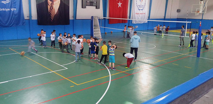 BASKETBOL KURSUNA YOĞUN KATILIM