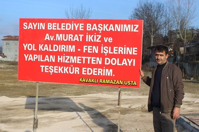 Belediye Başkanına Yaptırdığı Tabela İle Teşekkür Etti