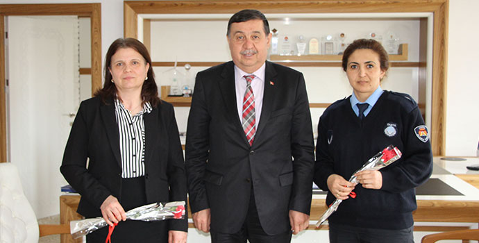 Belediye Çalışanlarına Çiçekli Kutlama