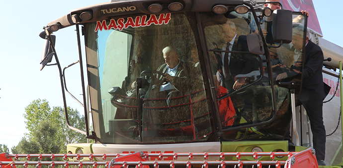 Binali Yıldırım Havza’da Hasat Yaptı