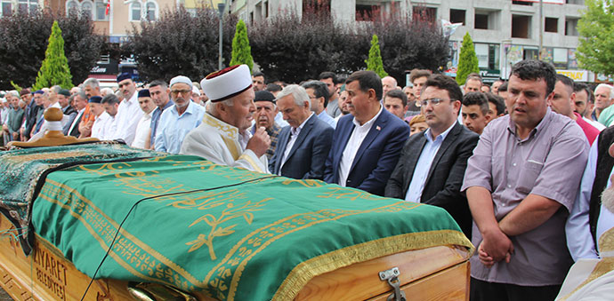 Cam silerken ikinci kattan düşen kadın toprağa verildi