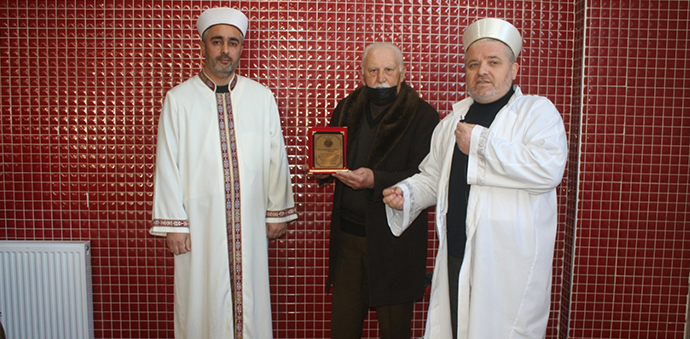 Cami Cemaatinden Hayırsever Gurbetçiye Plaket