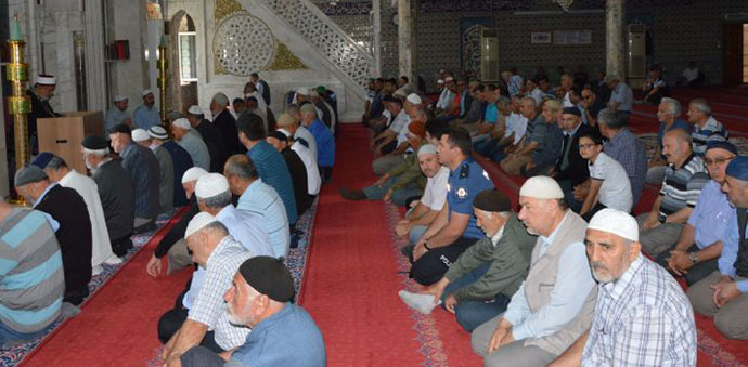 CAMİLERDE SABİT OTURAKLAR KALDIRILDI
