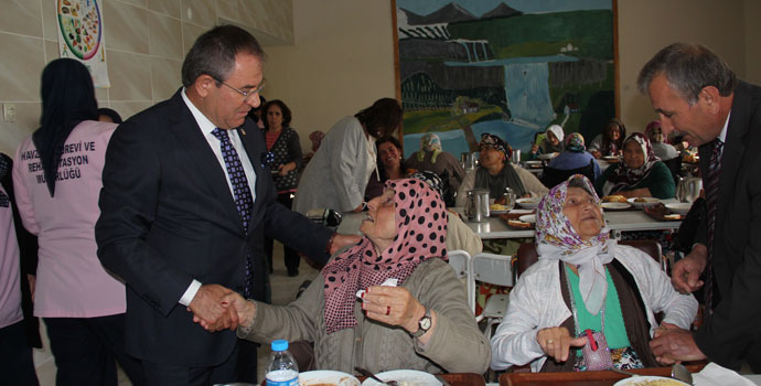 CHP Samsun Milletvekili Kemal Zeybek, Aşure Çorbası Dağıttı