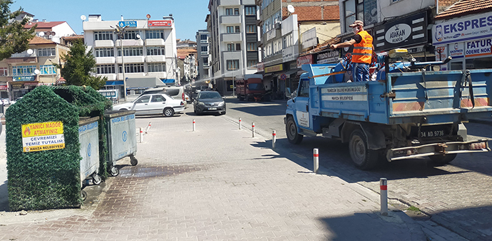 Çöp Konteynırları Uçkun Ve Haşereye Karşı İlaçlandı