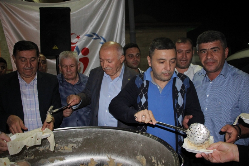 Demokrasi Nöbeti Tutanlara Helva Dağıtıldı