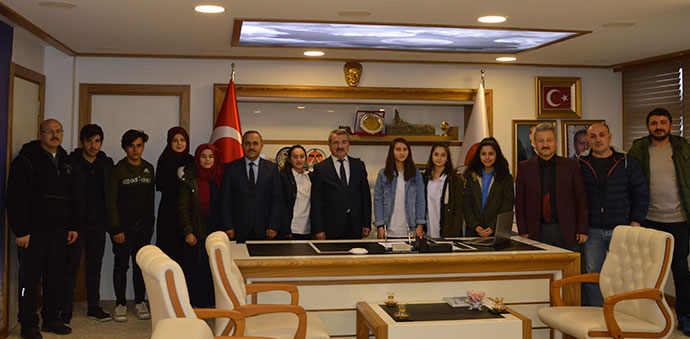 Dereceye Giren Öğrencilerden Başkan Özdemir’e Ziyaret