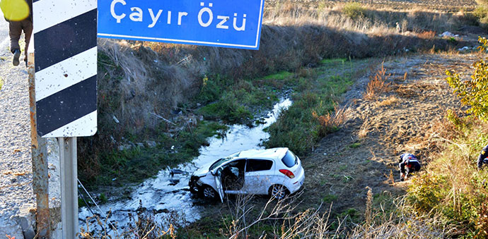 Dereye Düşen Otomobildeki 2 Öğretmen Ağır Yaralandı