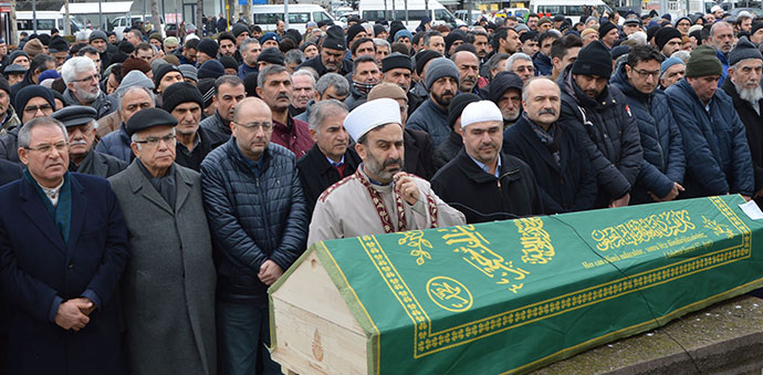 Eski Başhekim Mustafa Altınışık Toprağa Verildi