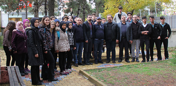 Eski Lastiklerden Sokak Hayvanları İçin Barınak Yaptılar