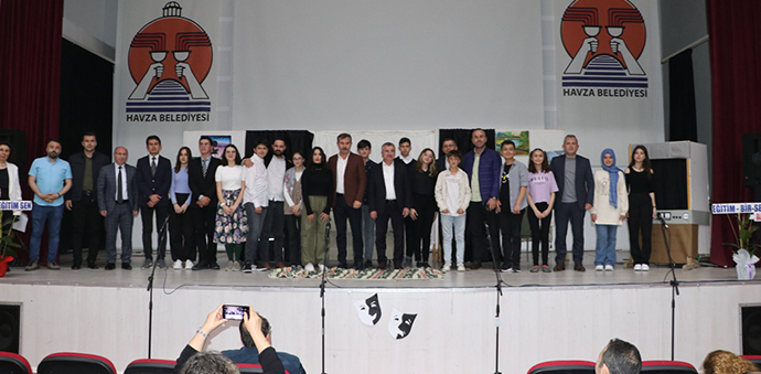 Fen Lisesi Öğrencileri Tiyatro Gösterisi Yaptı