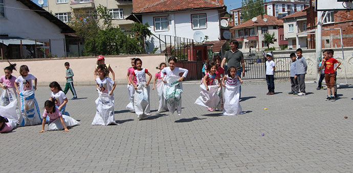 FESTİVAL HAVASINDA OYUN ŞENLİĞİ DÜZENLENDİ
