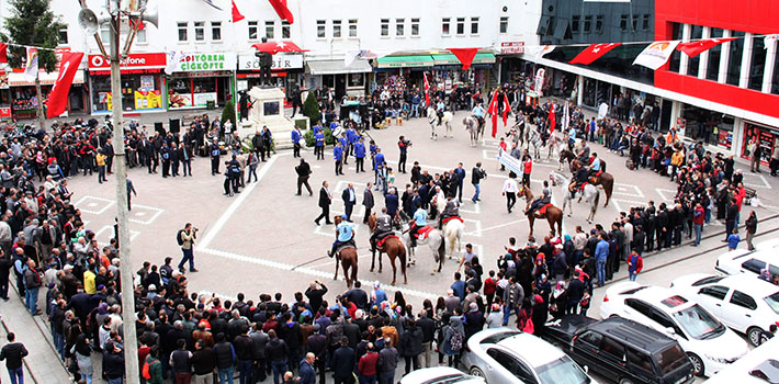 Festival Yürüyüşüne Yoğun Katılım Oldu
