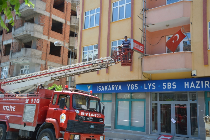FETÖ Eğitim Kurumu Mühürlenerek Tabelaları Söküldü