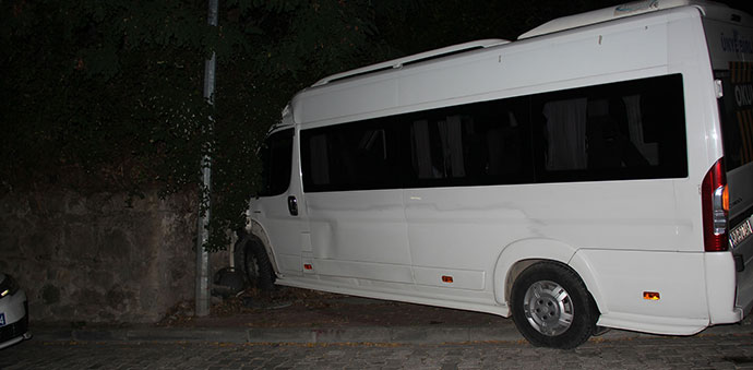Freni Patlayan Minibüs Duvara Çarptı 15 Yaralı