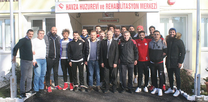 Futbolculardan Huzurevine Ziyaret