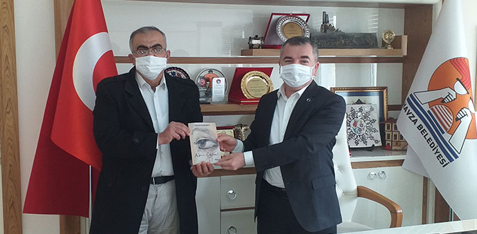 Garson Şair Başkan Özdemir’e Kitabı Hediye Etti