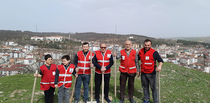 Genç Kızılay Üyeleri Ağaçlandırma Çalışması Yaptı