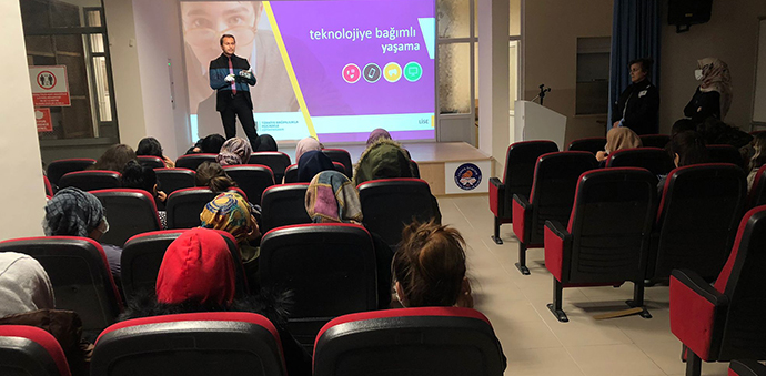 Gençlik Merkezinden Teknoloji Bağımlılığı Semineri
