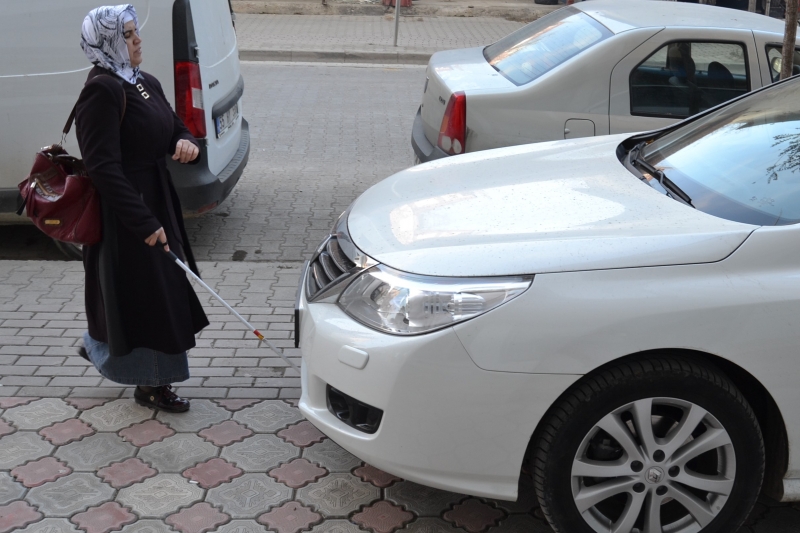 Görme Engellinin Kaldırım Çilesi Kimin Umurundaki