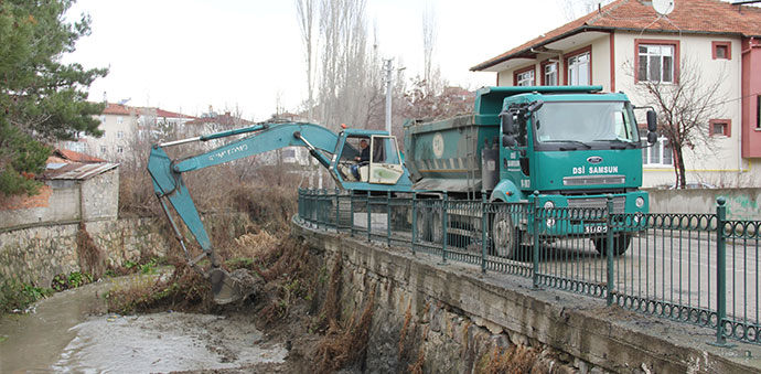 Hacı Osman Deresi Temizleniyor