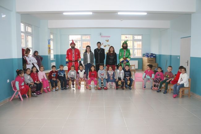 Hacivat Karagöz Oyunuyla Neşelendiler- Video Haber